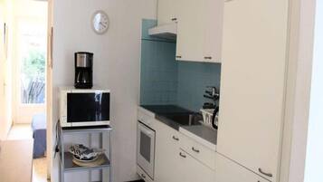 Fridge, microwave, oven, cookware/dishes/utensils