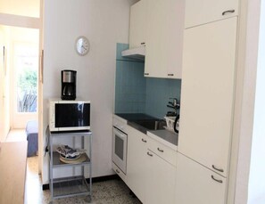 Refrigerador, microondas, horno, utensilios de cocina