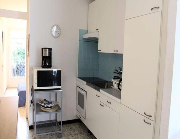 Fridge, microwave, oven, cookware/dishes/utensils - Port Residence La Nouvelle (Port-la-Nouvelle)