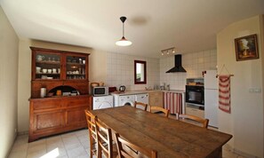 Microwave, dishwasher, cookware/dishes/utensils