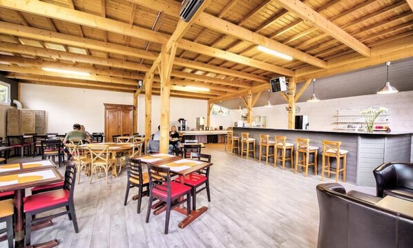 Bar (on property) - Twin Room (Les Epesses)