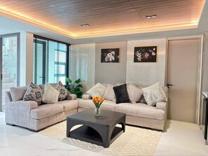 Living area - Luxurious 5-bedroom villa with WiFi, AC in soothing Rassada (rassada)