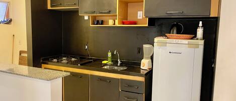 Fridge, stovetop, blender, cookware/dishes/utensils