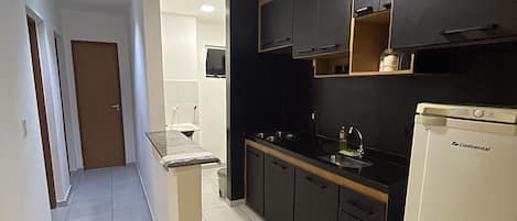 KĂŒhlschrank, Herdplatte, Mixer, Kochgeschirr/Geschirr/Besteck