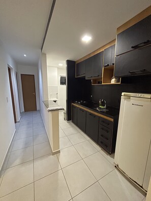 Kühlschrank, Herdplatte, Mixer, Kochgeschirr/Geschirr/Besteck