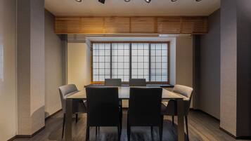 Townhome, 1 King Bed with Sofa bed, Non Smoking | In-room dining