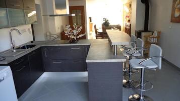 Dishwasher, cookware/dishes/utensils