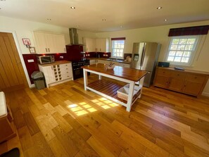 Een koelkast, een magnetron, een vaatwasser, een kinderstoel