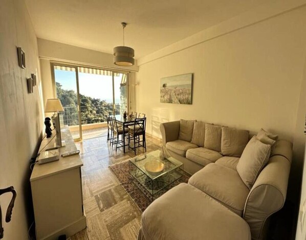 Living room - Sea View 2 Bedroom Apartment (Cannes)