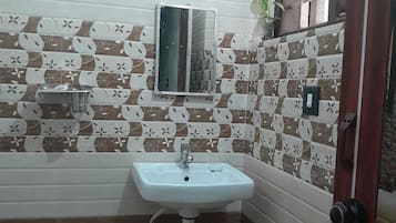 Secadora de cabello, toallas, jabón, papel de baño