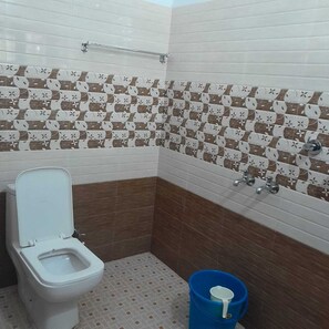 Hårtork, handdukar, tvål och toalettpapper