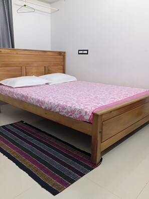 1 dormitorio, tabla de planchar con plancha, wifi y ropa de cama