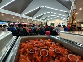 供应早餐、午餐和晚餐，本地与国际菜，海滩景观