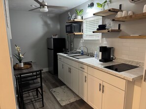 Réfrigérateur, micro-ondes, plaque de cuisson, cafetière/bouilloire