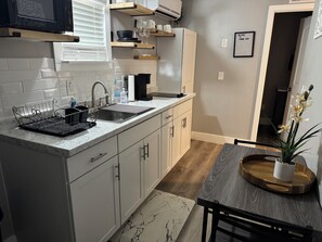 Réfrigérateur, micro-ondes, plaque de cuisson, cafetière/bouilloire