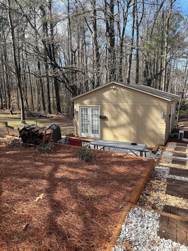 Charming 1-bedroom guesthouse in nice Douglasville with WiFi, AC