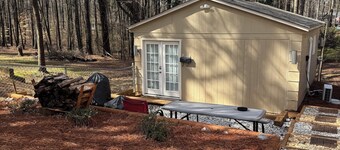 Charming 1-bedroom guesthouse in nice Douglasville with WiFi, AC