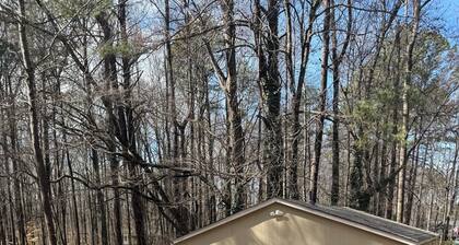 Charming 1-bedroom guesthouse in nice Douglasville with WiFi, AC