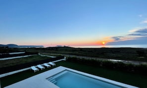 Una piscina techada, una piscina al aire libre