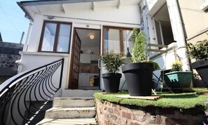 تفاصيل الفندق من الخارج