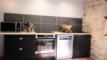 Microwave, mesin pencuci piring, dan kursi makan untuk bayi