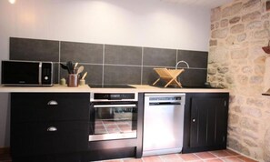 Micro-ondes, lave-vaisselle, chaise haute