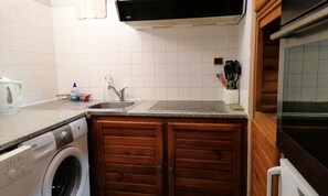 Microwave, dishwasher, cookware/dishes/utensils