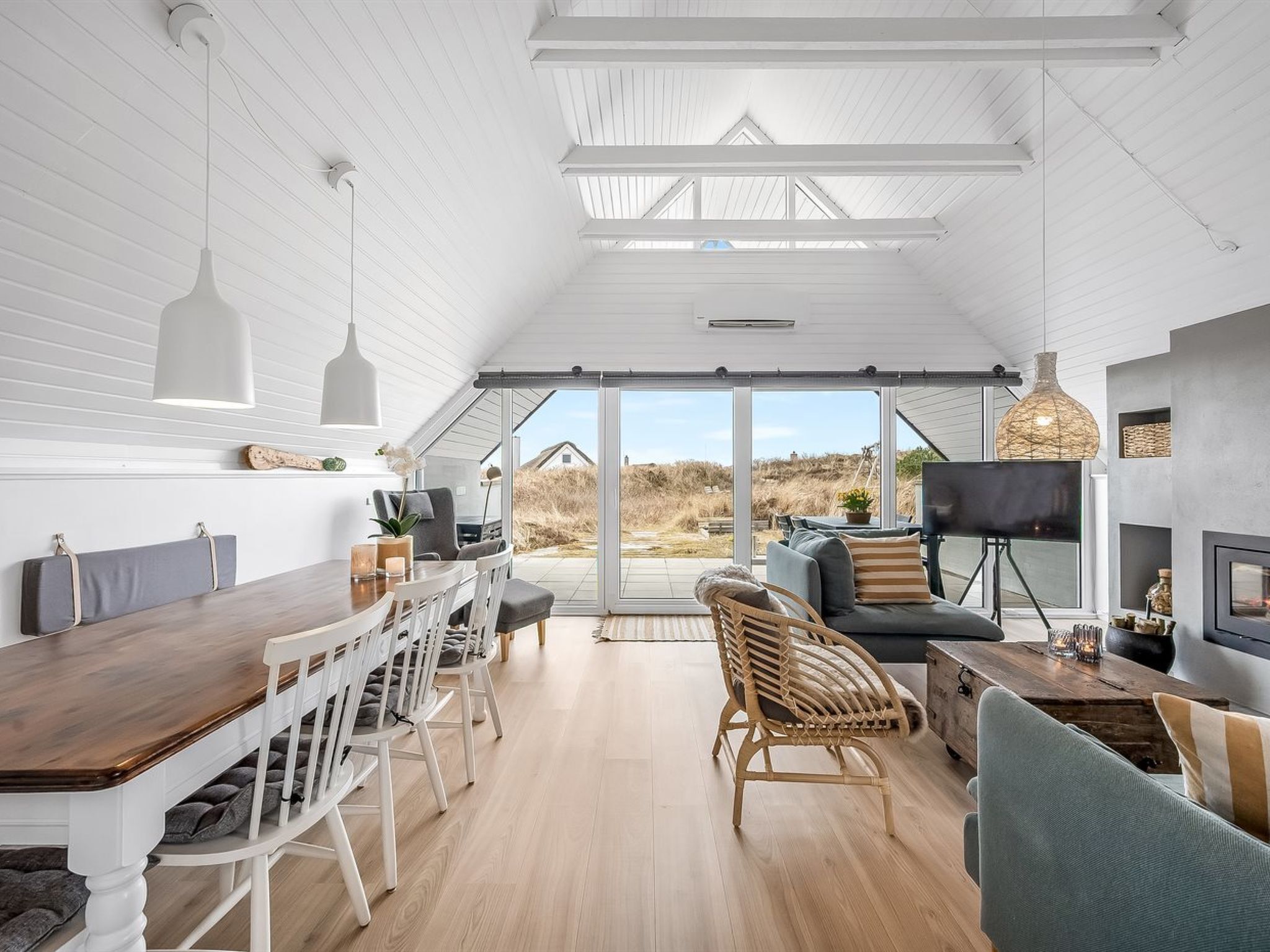 Televisio, takka, pöytäjalkapallopöytä