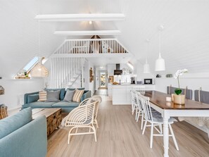 Téléviseur, foyer, table de baby-foot