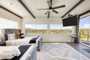 4 bedrooms, iron/ironing board, travel crib, free WiFi - Panoramic Views, Private Pool, Patio Lounge w/ Firepit | Royal Palm by AvantStay (Paradise Valley)