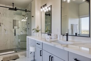 Shower, hair dryer, towels - Panoramic Views, Private Pool, Patio Lounge w/ Firepit | Royal Palm by AvantStay (Paradise Valley)