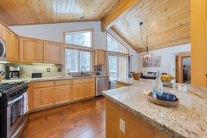 Fridge, microwave, oven, stovetop - Oslo Haus by AvantStay | Cabin Retreat Near Northstar + Downtown Truckee (Truckee)