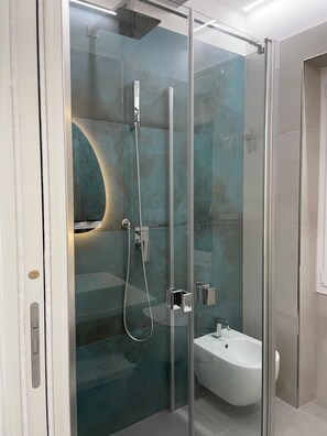 Dusche, Haartrockner, Bidet, Handtücher