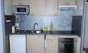 Micro-ondes, four, batterie de cuisine, vaisselle et ustensiles