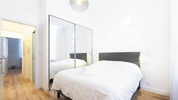 2 dormitorios, caja fuerte, escritorio y tabla de planchar con plancha