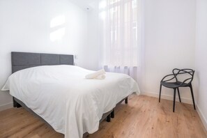 2 chambres, coffres-forts dans les chambres, bureau