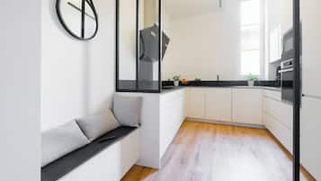 Frigorífico, microondas, horno y placa de cocina