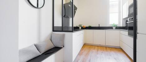 Réfrigérateur, micro-ondes, four, plaque de cuisson