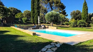 Kolam renang indoor dan kolam renang outdoor