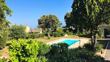 Kolam renang indoor dan kolam renang outdoor