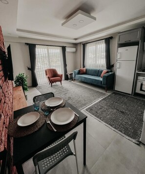 Comfort Condo, Balcony, Garden View | Living area