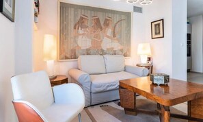 Living area - Beautiful 4 Rooms in Cannes Center (Cannes)