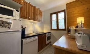 Fridge, microwave, oven, dishwasher - Residence La Prairie for 6 People (Praz-sur-Arly)