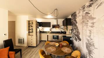 Lemari es, oven, mesin pencuci piring, dan mesin pembuat kopi/teh