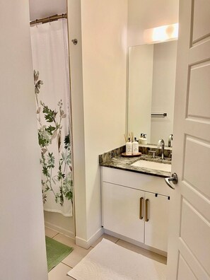 Asciugacapelli, bidet, asciugamani, sapone
