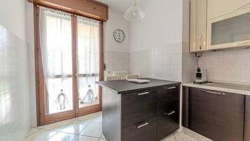 Frigorifero, microonde, forno, piano cottura