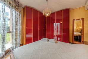 2 bedrooms, desk, travel crib, free WiFi