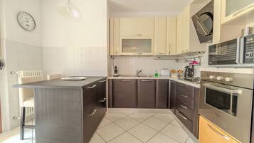 Frigorifero, microonde, forno, piano cottura