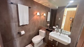 Regadera, secadora de cabello, bidet, toallas 