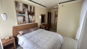 3 habitaciones, tabla de planchar con plancha, wifi y ropa de cama 